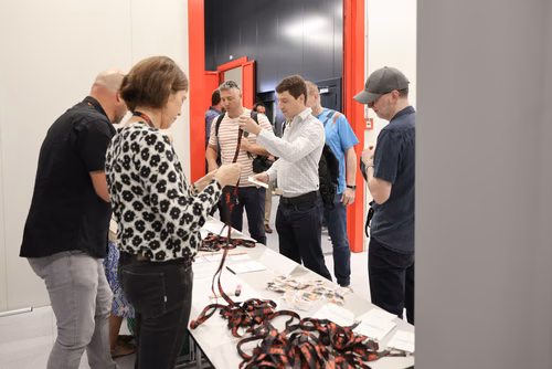Après 3 ans de travaux, l’EPFL inaugure aujourd’hui sa nouvelle centrale thermique qui permet au campus lausannois de se chauffer et de se refroidir intégralement avec l’eau du lac et en exploitant la chaleur dégagée par son centre de données. Pour l’École, il s’agit d’une étape majeure en vue d’atteindre la neutralité carbone.