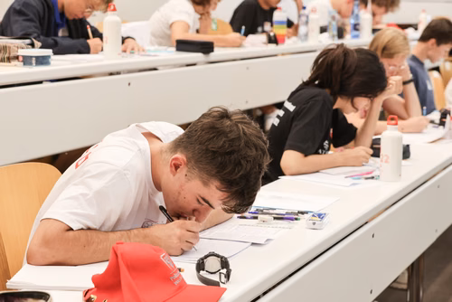 Le championnat des jeux mathématiques et logiques est une compétition populaire et scolaire organisée chaque année à l’échelon européen. Il voit s’affronter des passionné·e·s de mathématiques de toutes générations venus d’une douzaine de pays. Sa finale internationale, qui a traditionnellement lieu à Paris, sera cette année organisée à Lausanne (EPFL). La FSJM gère depuis plus de 30 ans l’organisation de ce championnat en Suisse. Finale sur le Campus EPFL