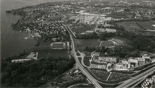 Le site de l'UNIL à Dorigny. Au fond, l'EPFL à Ecublens. 1er plan: le BFSH2. Inauguration en automne 1987.