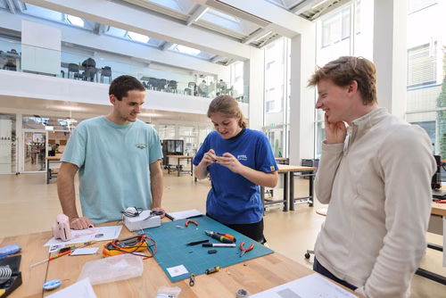 Fix N’Replace est un événement en collaboration avec les apprentis et formateurs l’école technique des métiers de Lausanne et le UP Fashion Lab de Unipoly dans le but de promouvoir la réparation des objets du quotidien. Les étudiants et collaborateurs peuvent amener leurs objets et habits défectueux et les faire réparer gratuitement !