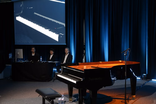 Dans le cadre de l’exposition Musica ex Machina, EPFL Pavilions présente un concert exceptionnel entre mathématiques, musique et pensée computationnelle, donné par le pianiste, compositeur et improvisateur américano-taïwanais Kit Armstrong.