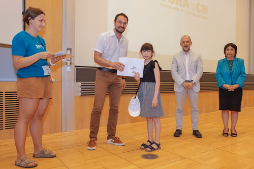 Remise des attestations aux participantes et participants aux cours organisés par le Service de Promotion des Sciences dans le canton du Jura. Avec la participation, pour cette édition, du ministre de l'enseignement, Martial Coutet et du vice-président pour l’innovation et l’impact, Edouard Bugnon