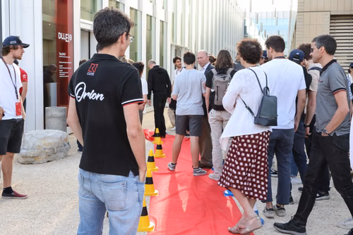 L’équipe a dévoilé mercredi soir sa nouvelle voiture de Formula Student électrique dans le nouveau makerspace de l’EPFL. Elle participera à quatre compétitions cet été en Europe. Artemis, la nouvelle voiture de Formula Student de l'EPFL Racing Team.