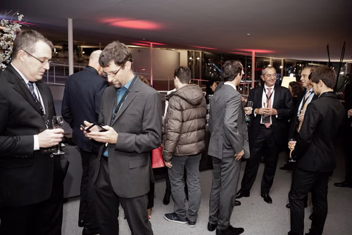 La première édition du gala EPFL Alumni a réuni près de 650 diplômé.es au Rolex Learning Center. Ils ont pu participer à une soirée festive et entendre le Prof. Patrick Aebischer – Président de l’EPFL jusqu’à fin 2016 – et le Prof. Martin Vetterli – Président de l’EPFL dès 2017 – échanger sur la transmission de Présidence.