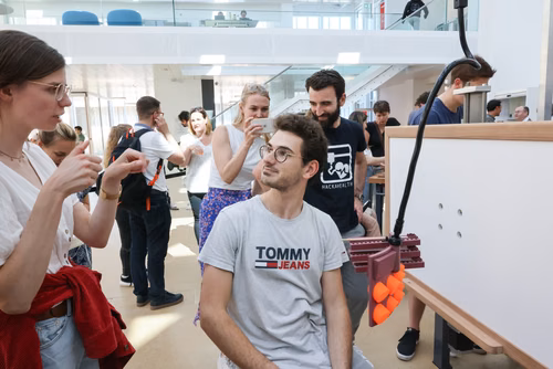 Durant le cours intitulé « Assistive Technology Challenge », des étudiants de l’EPFL ont développé des solutions personnalisées pour des patients atteints de handicap moteur.
