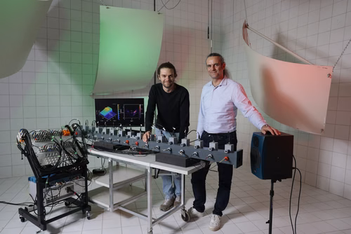 Des scientifiques de l’EPFL ont conçu un système acoustique pour dépasser les contraintes de la physique quantique et étudier comment les atomes communiquent dans la matière condensée. Ils espèrent construire la version acoustique d’un ordinateur quantique.