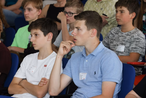 Le concours Alkindi-suisse est une compétition de cryptographie qui a lieu chaque année et ouverte aux classes de 9e, 10e et 11e secondaires. Il est organisé par l’EPFL, les associations Animath et France-ioi. La participation est entièrement gratuite.
