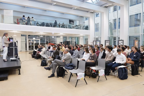 After two months of conducting research in an EPFL laboratory, the interns will present their research projects in the form of a poster or a short oral presentation (My research in 180 sec) to a selected audience including professors, donors, organizers as well as the cohort of interns.