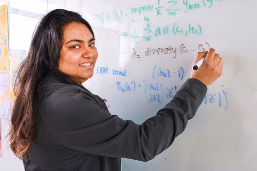 Nous célébrons aujourd’hui la Journée internationale des droits des femmes. Pour cette édition 2023, l’accent est mis sur l’innovation, le changement technologique et l’éducation à l’ère numérique pour l’égalité des genres. De récentes recherches menées par la Faculté informatique et communications de l’EPFL visent à briser les préjugés, notamment les préjugés sexistes. Vinitra Swamy
