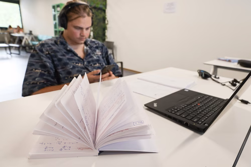 Etudiants en révision des examens sur le campus EPFL