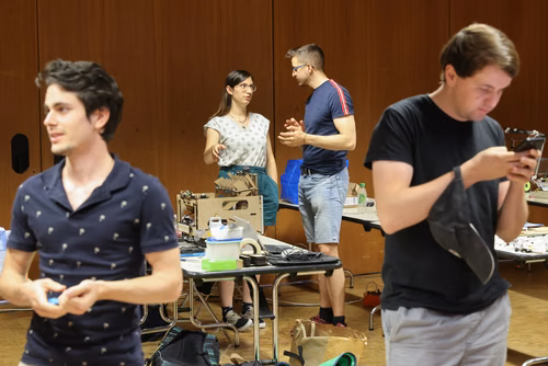 Quatre équipes de trois étudiants ont travaillé pendant un semestre pour concevoir et construire un robot de A à Z. Lors de la compétition, chacun des robots aura 10 minutes pour récolter le plus grand nombre de bouteilles vides et les ramener à la station de recyclage.