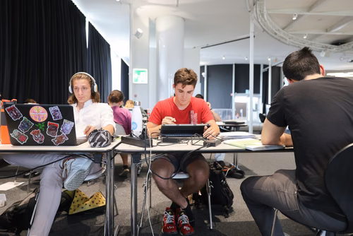 Etudiants en révision des examens sur le campus EPFL