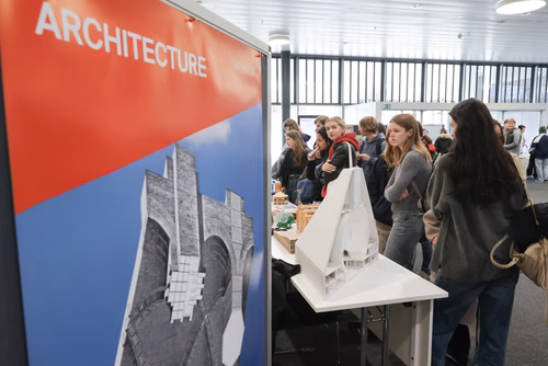 Un événement d’envergure pour préparer son avenir. Comme chaque année, l’EPFL, via son Service de promotion de l’éducation et en collaboration avec ses facultés, se réjouit d'accueillir les gymnasiennes et gymnasiens sur son campus. L’École propose de venir découvrir ses filières de formation, sa communauté estudiantine, son corps enseignant, ses équipes de recherche, les divers services dédiés aux étudiantes et étudiants débutant à l’EPFL, ainsi que les multiples associations chargées d’animer la vie socia