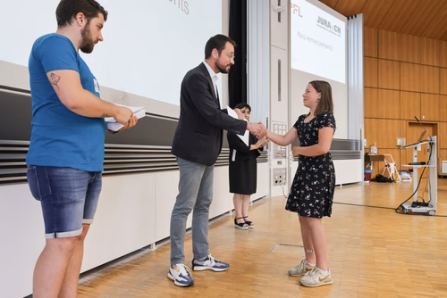 Remises des attestations pour les enfants du Jura 2023 En présence du Ministre de l’éducation du Canton du Jura, M. Martial Courtet Service de promotion des Sciences 