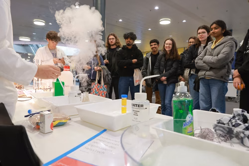 Un événement d’envergure pour préparer son avenir. Comme chaque année, l’EPFL, via son Service de promotion de l’éducation et en collaboration avec ses facultés, se réjouit d'accueillir les gymnasiennes et gymnasiens sur son campus. L’École propose de venir découvrir ses filières de formation, sa communauté estudiantine, son corps enseignant, ses équipes de recherche, les divers services dédiés aux étudiantes et étudiants débutant à l’EPFL, ainsi que les multiples associations chargées d’animer la vie socia