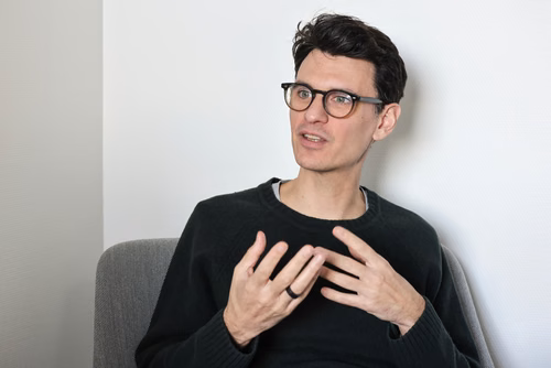 Quentin Delval est d’origine belge, mais n’en a pas l’accent. Docteur en philosophie des sciences, il travaille à l’égalité des chances de l’EPFL et a rédigé un livre, plus clin d’œil que coup de poing, sur la construction masculine ou, plus exactement, sur la déconstruction de l’esquive.