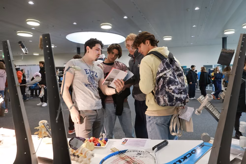 Un événement d’envergure pour préparer son avenir. Comme chaque année, l’EPFL, via son Service de promotion de l’éducation et en collaboration avec ses facultés, se réjouit d'accueillir les gymnasiennes et gymnasiens sur son campus. L’École propose de venir découvrir ses filières de formation, sa communauté estudiantine, son corps enseignant, ses équipes de recherche, les divers services dédiés aux étudiantes et étudiants débutant à l’EPFL, ainsi que les multiples associations chargées d’animer la vie socia