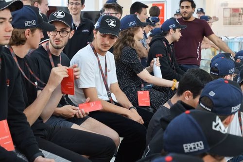 L’équipe a dévoilé mercredi soir sa nouvelle voiture de Formula Student électrique dans le nouveau makerspace de l’EPFL. Elle participera à quatre compétitions cet été en Europe. Artemis, la nouvelle voiture de Formula Student de l'EPFL Racing Team.
