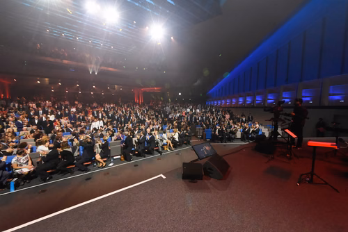 At the graduation ceremony held on Saturday morning, the students received their Master's degree in front of a crowd of 3,000 people made up of family and friends, professors and special EPFL guests.