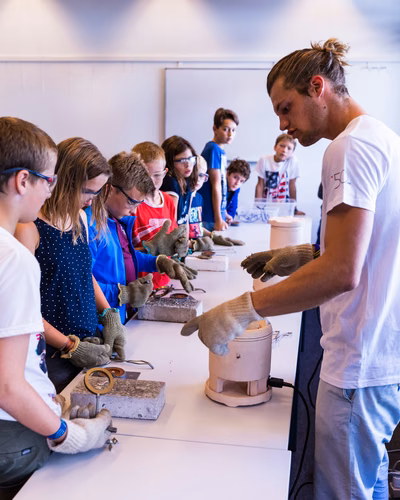 Le campus de l'EPFL était en liesse ce week-end à l'occasion des Portes ouvertes organisées pour le 50è anniversaire de l'Ecole. Près de 40'000 visiteurs ont parcouru le site sous un soleil radieux. 