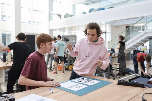 Fix N’Replace est un événement en collaboration avec les apprentis et formateurs l’école technique des métiers de Lausanne et le UP Fashion Lab de Unipoly dans le but de promouvoir la réparation des objets du quotidien. Les étudiants et collaborateurs peuvent amener leurs objets et habits défectueux et les faire réparer gratuitement !