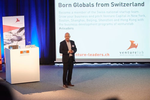 22 entrepreneurs ont participé au concours de “pitch” devant 400 personnes lors de la Startup Champions Seed Night coorganisée par l’EPFL Alumni et venturelab au Forum Rolex Learning Center. Tej Tadi (PhD SV’11), fondateur et CEO de MindMaze, était l’invité d’honneur de cette édition.