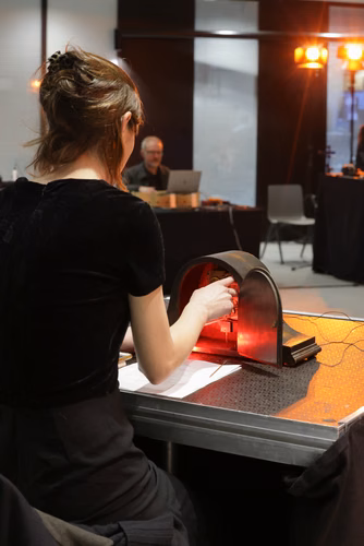 Dans le cadre de l'exposition actuelle Musica ex Machina, des artistes-chercheur·euses de l'Orpheus Instituut de Gand (BE) explorent l'espace intermédiaire. Ils·elles présentent des instruments nouveaux et étendus, des interfaces inédites, des objets quotidiens réaffectés et l'espace lui-même. Nous faisons l'expérience de l'interaction entre musiciens et algorithmes, de la mécanique à l'IA, dans la composition, l'improvisation et l'installation, pour sonder la technicité inhérente à la musique et à la fabri
