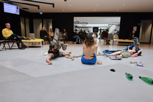 Dans le cadre du festival Les Culturelles du CDH-Culture et suite au workshop RUINED qui a permis à des étudiant·es de fabriquer une sculpture en mycelium, la performance MOLDING propose un ensemble de gestes performatifs dans le prolongement de l’œuvre vivante.
