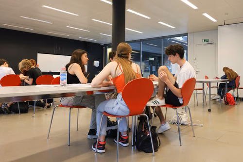 Le concours Alkindi-suisse est une compétition de cryptographie qui a lieu chaque année et ouverte aux classes de 9e, 10e et 11e secondaires. Il est organisé par l’EPFL, les associations Animath et France-ioi. La participation est entièrement gratuite.