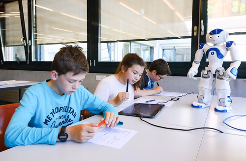  l’EPFL accueille chaque année les classes romandes de 7ème et 8ème pour une journée de découverte des sciences et domaines techniques.