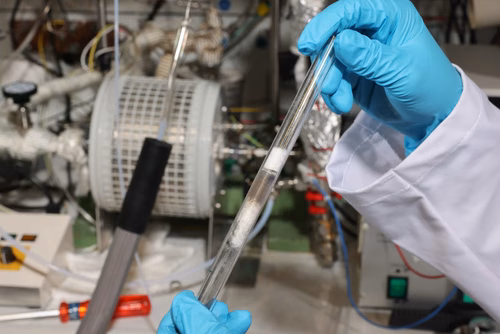 SÉRIE D’ÉTÉ - Projet de master (9). Yosua Hanria a évalué la performance et la durabilité de catalyseurs destinés à valoriser le biogaz. Avec son projet de master, il participe ainsi au développement de futures piles à combustible qui permettront de transformer au mieux le biogaz en chaleur et électricité.