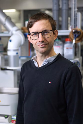 Jérôme Waser has been named best teacher in the chemistry and chemical engineering section at EPFL for 2024. Originally inspired to study chemistry by a chaotic teacher, he now draws inspiration from the creativity of his young students.