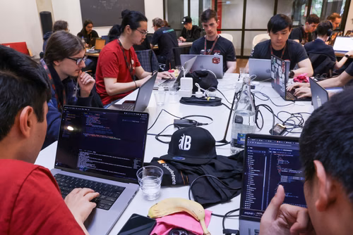 Capture The Flag (capture du drapeau) ou CTF est une compétition de cybersécurité dont le but est de faire de l’ingénierie inverse, de décrypter et de pirater des systèmes informatiques pour capturer des drapeaux et gagner des points pour son équipe. Final