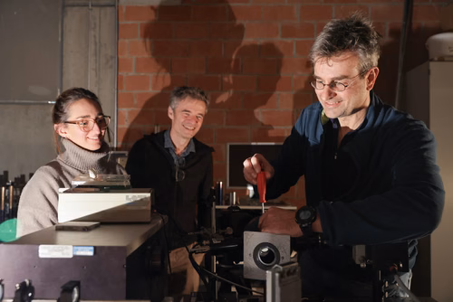 À l’EPFL, le Swiss Plasma Center a mené une étude sur un traitement des graines au plasma afin de voir si cette technique peut remplacer les pesticides et les fongicides. Une équipe a bombardé des arabettes pendant quelques dizaines de secondes, et analysé quelles étaient les voies de défense que la plante mettait en place. D’après les premiers résultats, il semblerait que le traitement au plasma pourrait être une voie d’action appliquée en agriculture pour protéger les plantes contre les stress environneme