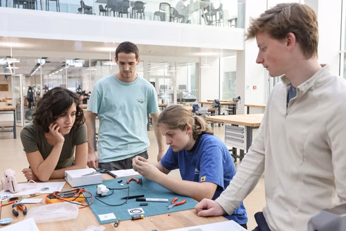 Fix N’Replace est un événement en collaboration avec les apprentis et formateurs l’école technique des métiers de Lausanne et le UP Fashion Lab de Unipoly dans le but de promouvoir la réparation des objets du quotidien. Les étudiants et collaborateurs peuvent amener leurs objets et habits défectueux et les faire réparer gratuitement !