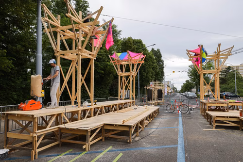 Les étudiantes et étudiants en première année d’architecture de l’EPFL investissent les espaces publics genevois. Ainsi, le Musée International de la Croix-Rouge et du Croissant-Rouge s’ouvre dans le Jardin des Nations. À Onex, l’avenue des Grandes Communes se transforme en un espace piétonnier animé. Des constructions éphémères à découvrir et à s’approprier tout l’été.