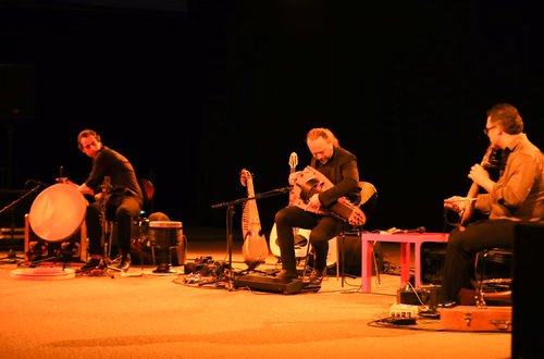 De l'Espagne à la Turquie, de la Grèce à l'Afghanistan, au fil de compositions originales portées par une myriade d'instruments du bassin méditerranéen et d'au-delà, les influences et les timbres se croisent dans des pièces de toute beauté.