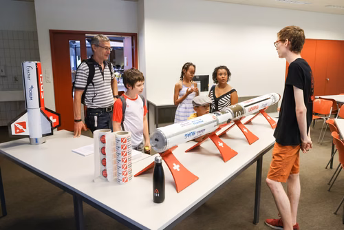 Le championnat des jeux mathématiques et logiques est une compétition populaire et scolaire organisée chaque année à l’échelon européen. Il voit s’affronter des passionné·e·s de mathématiques de toutes générations venus d’une douzaine de pays. Sa finale internationale, qui a traditionnellement lieu à Paris, sera cette année organisée à Lausanne (EPFL). La FSJM gère depuis plus de 30 ans l’organisation de ce championnat en Suisse. Finale sur le Campus EPFL
