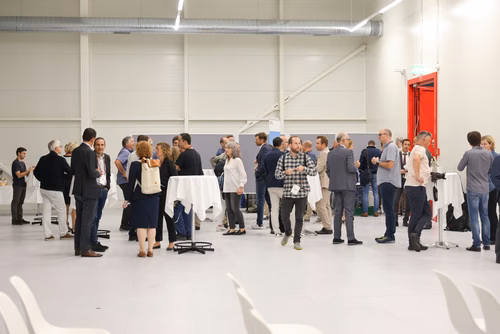 Après 3 ans de travaux, l’EPFL inaugure aujourd’hui sa nouvelle centrale thermique qui permet au campus lausannois de se chauffer et de se refroidir intégralement avec l’eau du lac et en exploitant la chaleur dégagée par son centre de données. Pour l’École, il s’agit d’une étape majeure en vue d’atteindre la neutralité carbone.