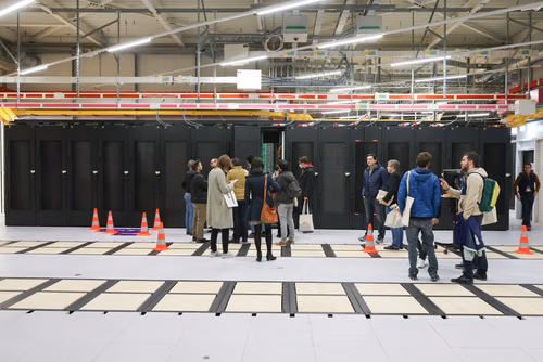 Cette année, la Faculté informatique et communications célèbre son 20e anniversaire, une étape importante dans un domaine qui s’est transformé au cours des deux dernières décennies. Durant cette période, des milliers d’étudiantes et étudiants en bachelor, en master et en doctorat ont obtenu leur diplôme, et ont ensuite contribuer à l’évolution de la branche, tant dans le milieu universitaire que dans le secteur privé.