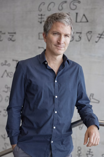 A l’école obligatoire, il détestait les maths. Cela n’a pas empêché Sacha Friedli d’être désigné meilleur enseignant 2022 de la section de mathématiques de l'EPFL. Moyennant une rencontre providentielle et un séjour prolongé au Brésil.