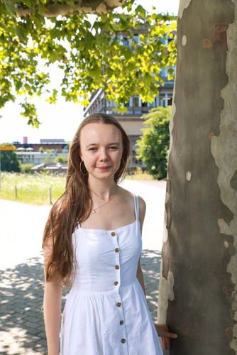 Like other students who earned the highest possible grade on their master’s thesis – while juggling it with sports, volunteer work and travel – Clémence Bachmann is exceptional. Yet she has something extra. Or rather something missing, as she’s nearly blind.