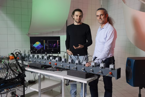 Des scientifiques de l’EPFL ont conçu un système acoustique pour dépasser les contraintes de la physique quantique et étudier comment les atomes communiquent dans la matière condensée. Ils espèrent construire la version acoustique d’un ordinateur quantique.