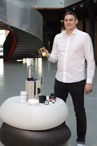 Pour sa thèse de doctorat en génie civil, Joan Rey a testé la fiabilité d'outils du commerce et celle de l'intelligence artificielle pour mesurer et prédire les niveaux de radon dans les bâtiments. Il partage ses conclusions dans une chronique parue dans trois quotidiens romands.