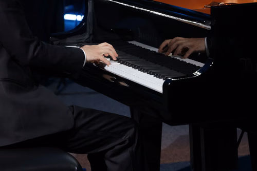 Dans le cadre de l’exposition Musica ex Machina, EPFL Pavilions présente un concert exceptionnel entre mathématiques, musique et pensée computationnelle, donné par le pianiste, compositeur et improvisateur américano-taïwanais Kit Armstrong.