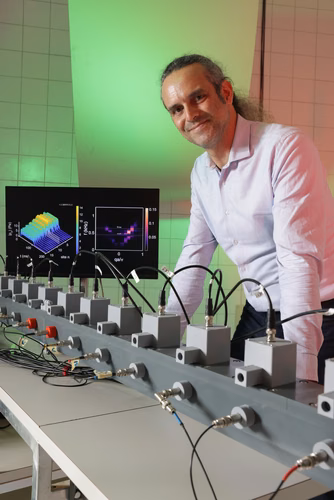 Des scientifiques de l’EPFL ont conçu un système acoustique pour dépasser les contraintes de la physique quantique et étudier comment les atomes communiquent dans la matière condensée. Ils espèrent construire la version acoustique d’un ordinateur quantique.