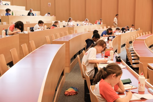 Le championnat des jeux mathématiques et logiques est une compétition populaire et scolaire organisée chaque année à l’échelon européen. Il voit s’affronter des passionné·e·s de mathématiques de toutes générations venus d’une douzaine de pays. Sa finale internationale, qui a traditionnellement lieu à Paris, sera cette année organisée à Lausanne (EPFL). La FSJM gère depuis plus de 30 ans l’organisation de ce championnat en Suisse. Finale sur le Campus EPFL