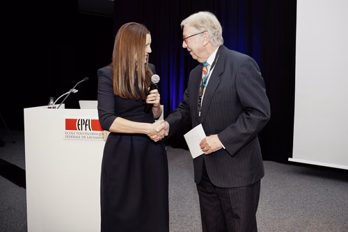 La première édition du gala EPFL Alumni a réuni près de 650 diplômé.es au Rolex Learning Center. Ils ont pu participer à une soirée festive et entendre le Prof. Patrick Aebischer – Président de l’EPFL jusqu’à fin 2016 – et le Prof. Martin Vetterli – Président de l’EPFL dès 2017 – échanger sur la transmission de Présidence.