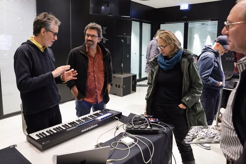 Dans le cadre de l'exposition actuelle Musica ex Machina, des artistes-chercheur·euses de l'Orpheus Instituut de Gand (BE) explorent l'espace intermédiaire. Ils·elles présentent des instruments nouveaux et étendus, des interfaces inédites, des objets quotidiens réaffectés et l'espace lui-même. Nous faisons l'expérience de l'interaction entre musiciens et algorithmes, de la mécanique à l'IA, dans la composition, l'improvisation et l'installation, pour sonder la technicité inhérente à la musique et à la fabri