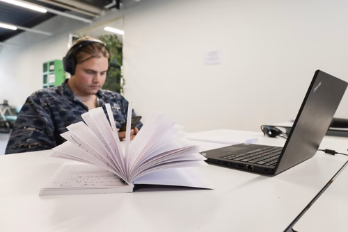 Etudiants en révision des examens sur le campus EPFL